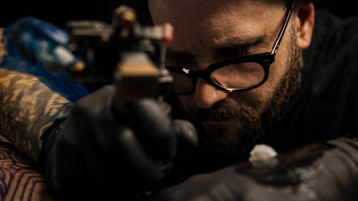 Artista tatuando en La Mamba Negra Gijón