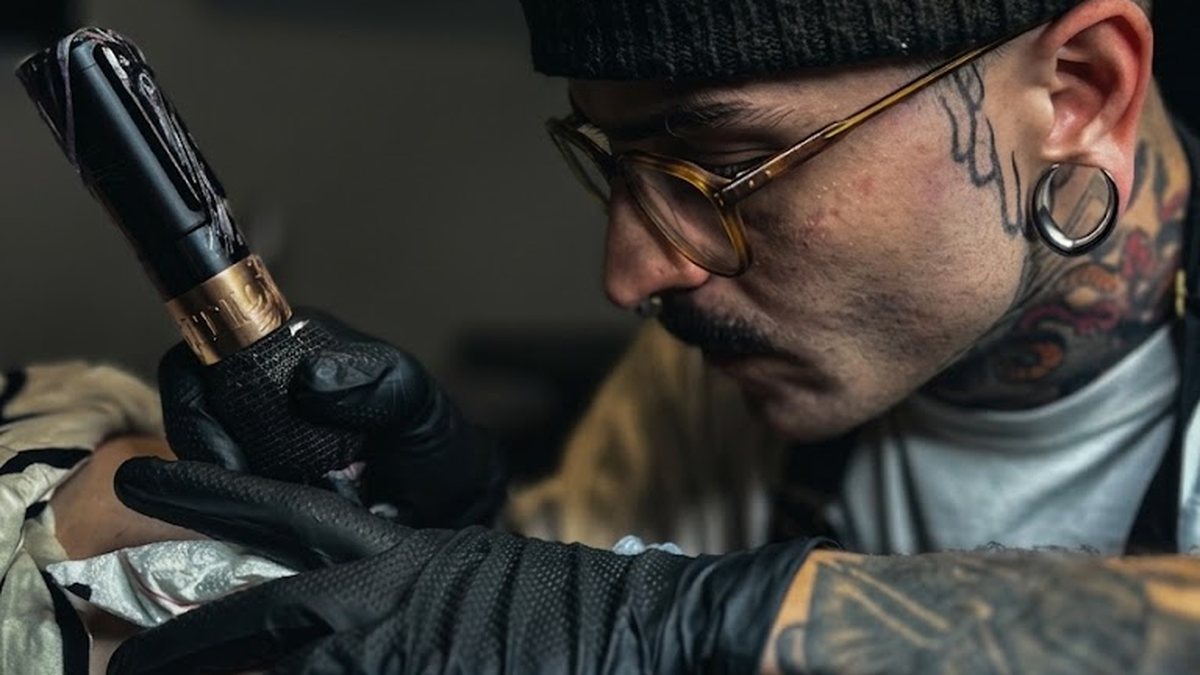 Composición de piercings en oreja con joyería de titanio y ópalo en La Mamba Negra, Gijón