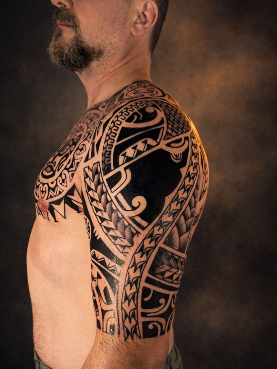 Tatuaje tribal maorí en brazo por Sepul en La Mamba Negra, Gijón